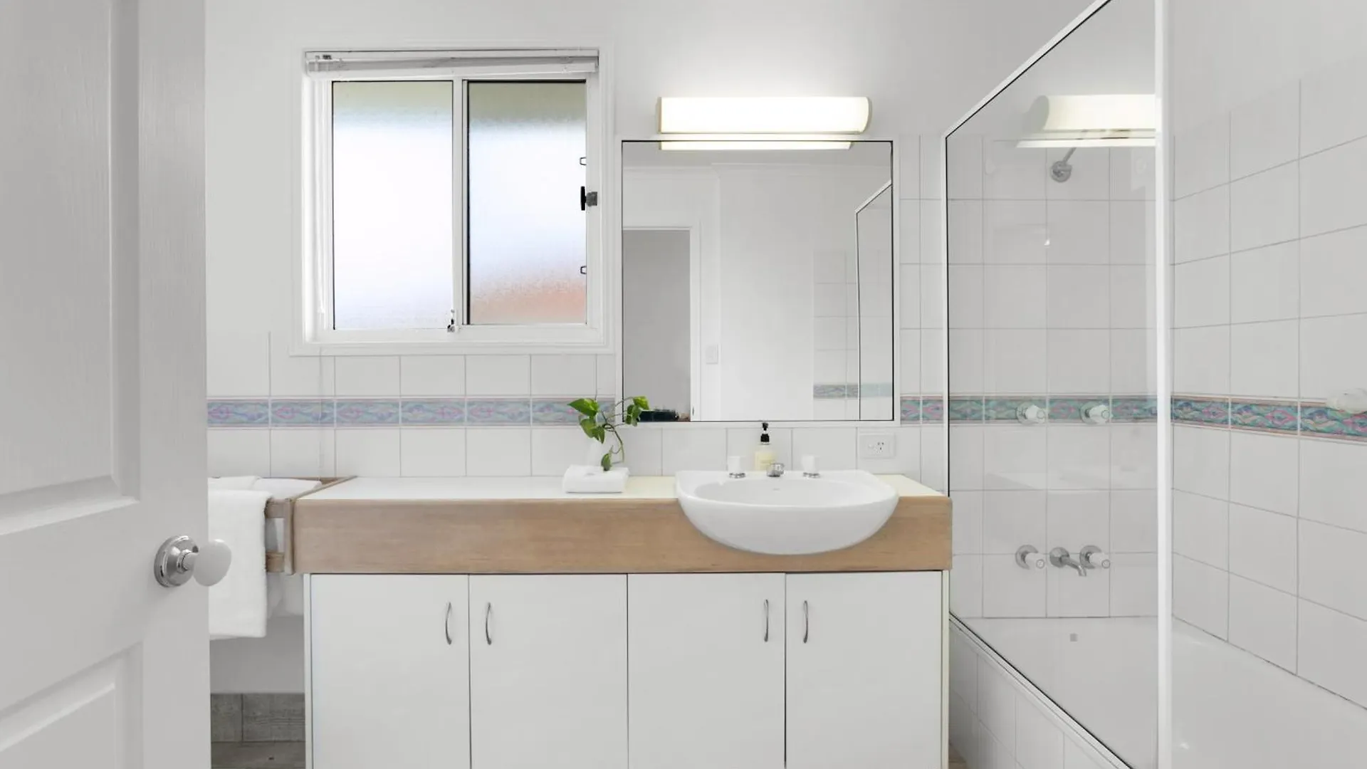 Noosa Sunseeker-Walk To Cafes & River, Pet Friendly Noosaville 0*,  Avustralya