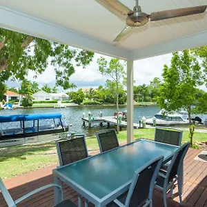 4* Resort Noosa Entrance Waterfront