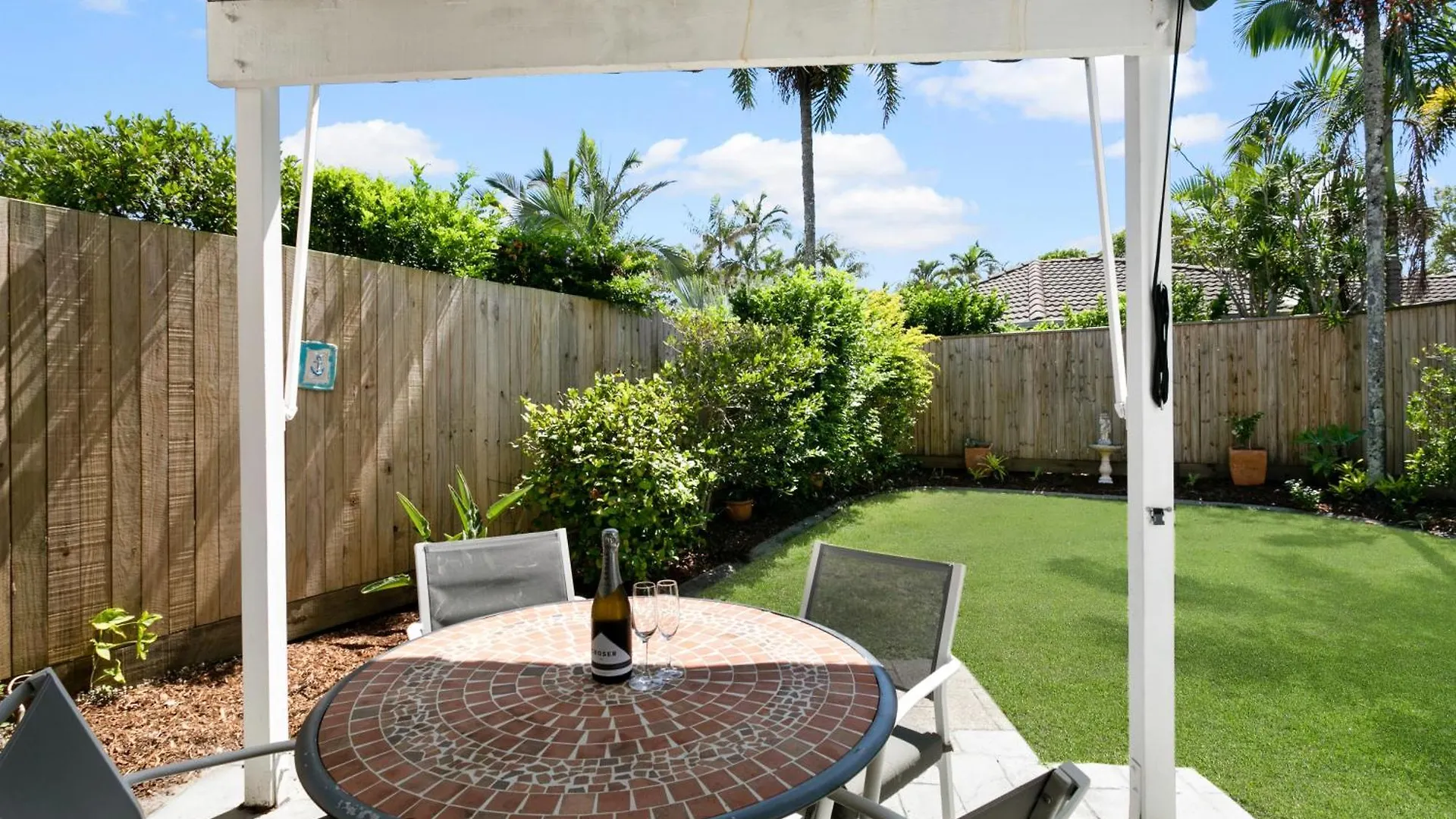 Noosa Sunseeker-Walk To Cafes & River, Pet Friendly Noosaville